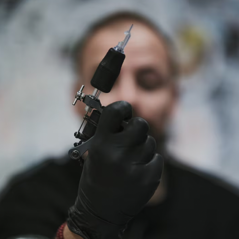 Jak probíhá proces tetování?
Vybledlé nebo nepovedené tetování lze překrýt tmavš